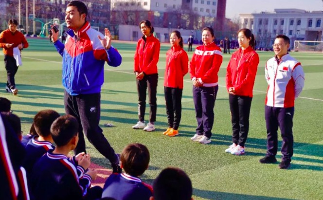 北京汇文中学的学生和冠军代表们共上一堂“特殊的体育课”