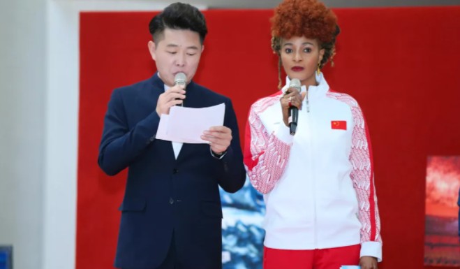 2月20日全球华人支持北京冬奥会大会在奥林匹克塔举行"